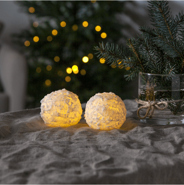 LED Kerze Snowball Weiß Von Star Trading - Sie verf&uuml;gen &uuml;ber eine Timerfunktion und wenn der Schalter eingeschaltet ist, leuchten die Lichter im Timermodus 6 Stunden lang an und 18 Stunden lang aus, in einer Wiederholungsphase.
