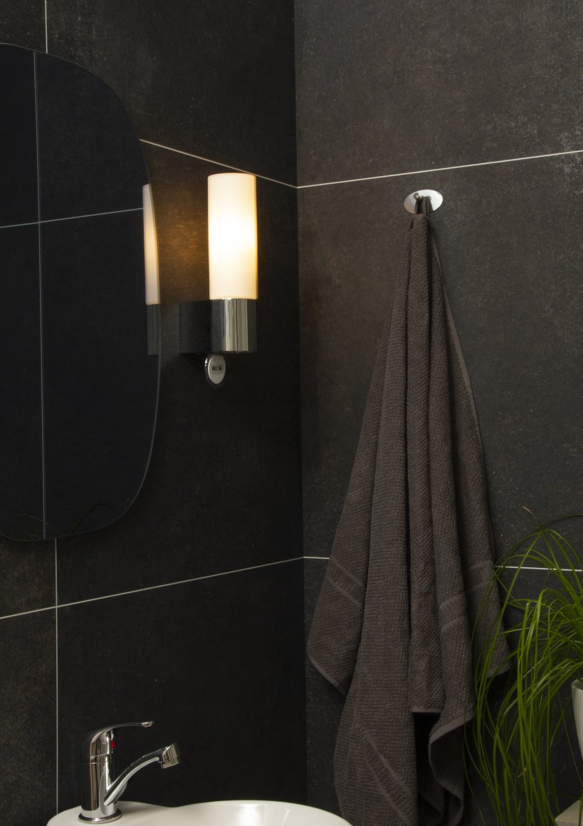 Cosenza 25cm Chrom badezimmerlampe Von Aneta Lighting - Cosenza-Wandleuchte aus verchromtem Metall und mit einem opalwei&szlig;en Glasschirm.