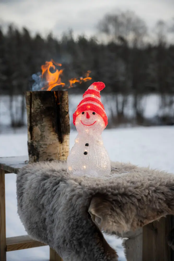 Schneemann Aus Acryl ROT Von Konstsmide - Eine verspielte und wertige Dekoration, die im Garten, auf dem Balkon oder im Flur weihnachtliche Stimmung verbreitet.