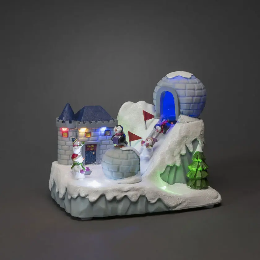 Mechanische Weihnachtsdekoration Mit Skipiste Mehrfarbig Von Konstsmide - Mit fr&ouml;hlichen Figuren, Schneeballschlachten, Rodeln und einem Iglu verbreitet es ein Winterabenteuer voller Bewegung, 8 leuchtenden LED-Lichtern und 8 stimmungsvollen Weihnachtsliedern.