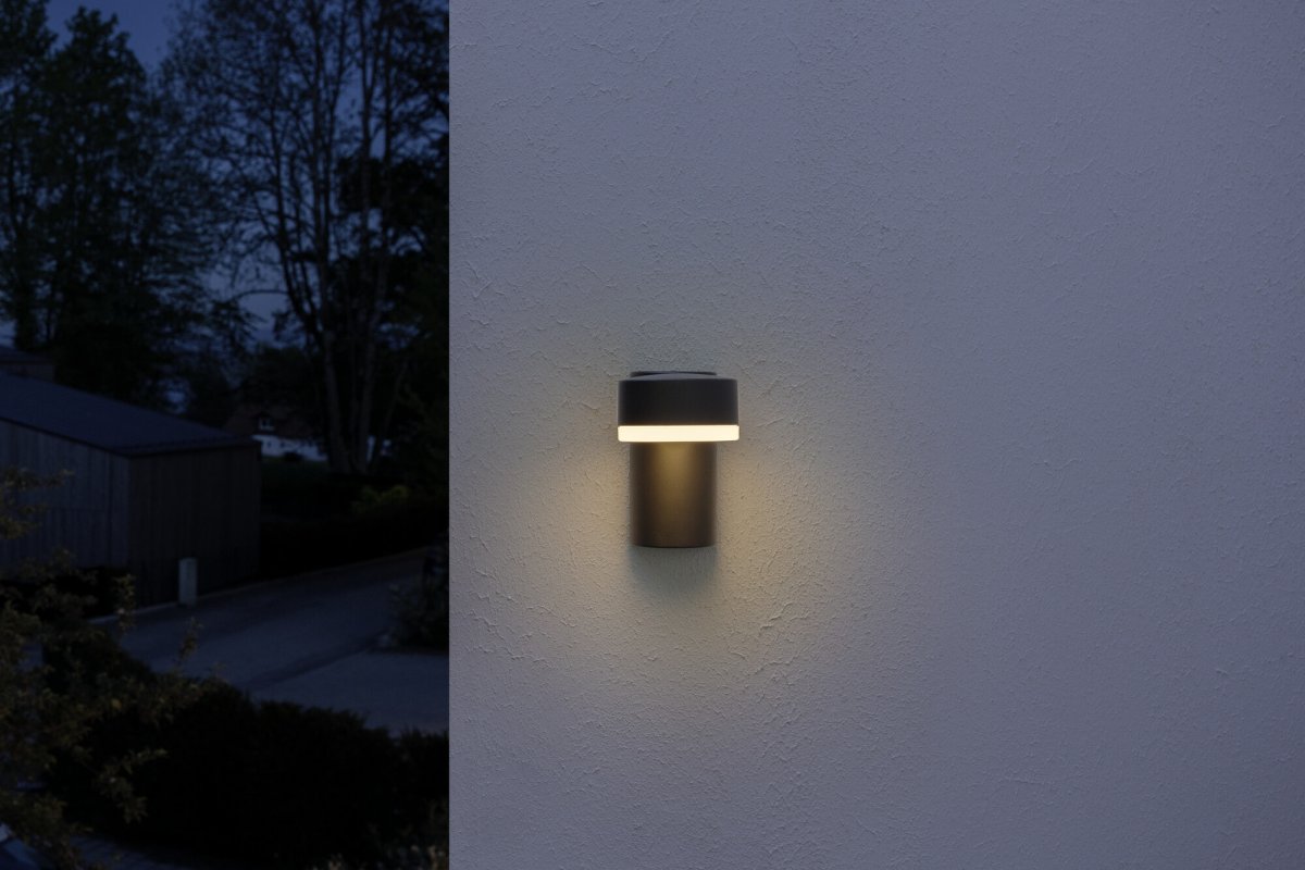 Spot Dunkelgrau außenlampe Von Ledvance - Den minimalistiska designen g&ouml;r att Spot passar perfekt f&ouml;r b&aring;de moderna och klassiska utemilj&ouml;er, vilket ger ett effektivt och riktat ljus.