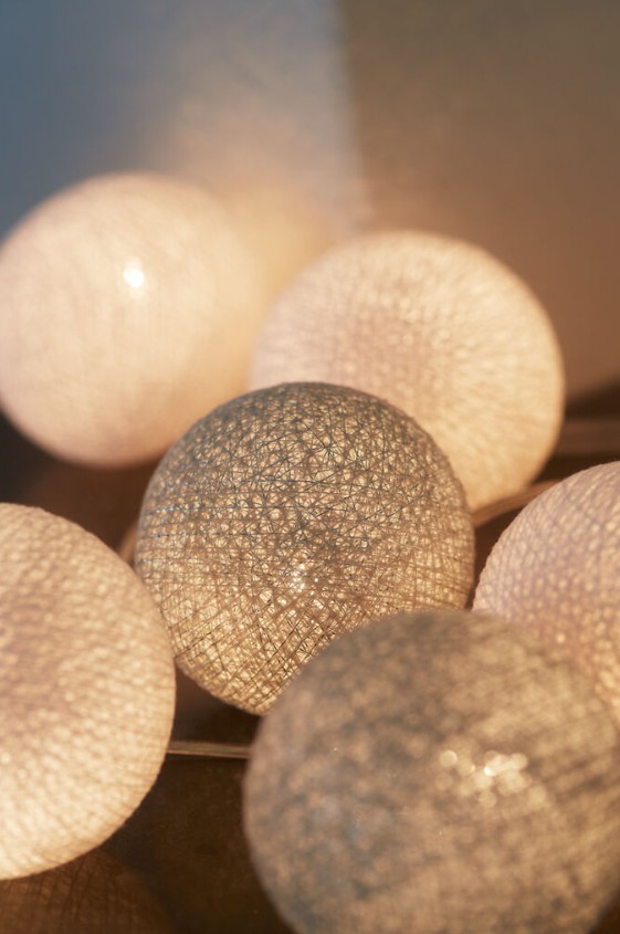 Irislights Silver 35-lights Silber Von Irislights - Die elegante silberne Lichterkette von Irislights ist eine wundersch&ouml;ne Lichtquelle aus handgefertigten Kugeln aus Baumwolle und Polyester.