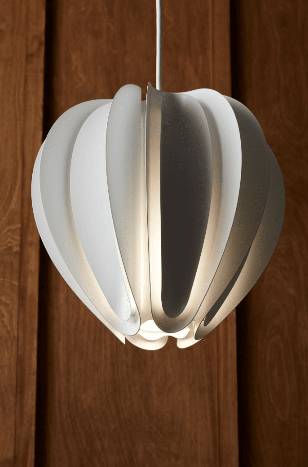 Tulip Ø40 Mattweiß hängelampe Von Belid - Wenn die Lampe eingeschaltet ist, nehmen die Schirme das Licht auf und verbreiten einen angenehmen und sch&ouml;nen Schein in alle Richtungen.