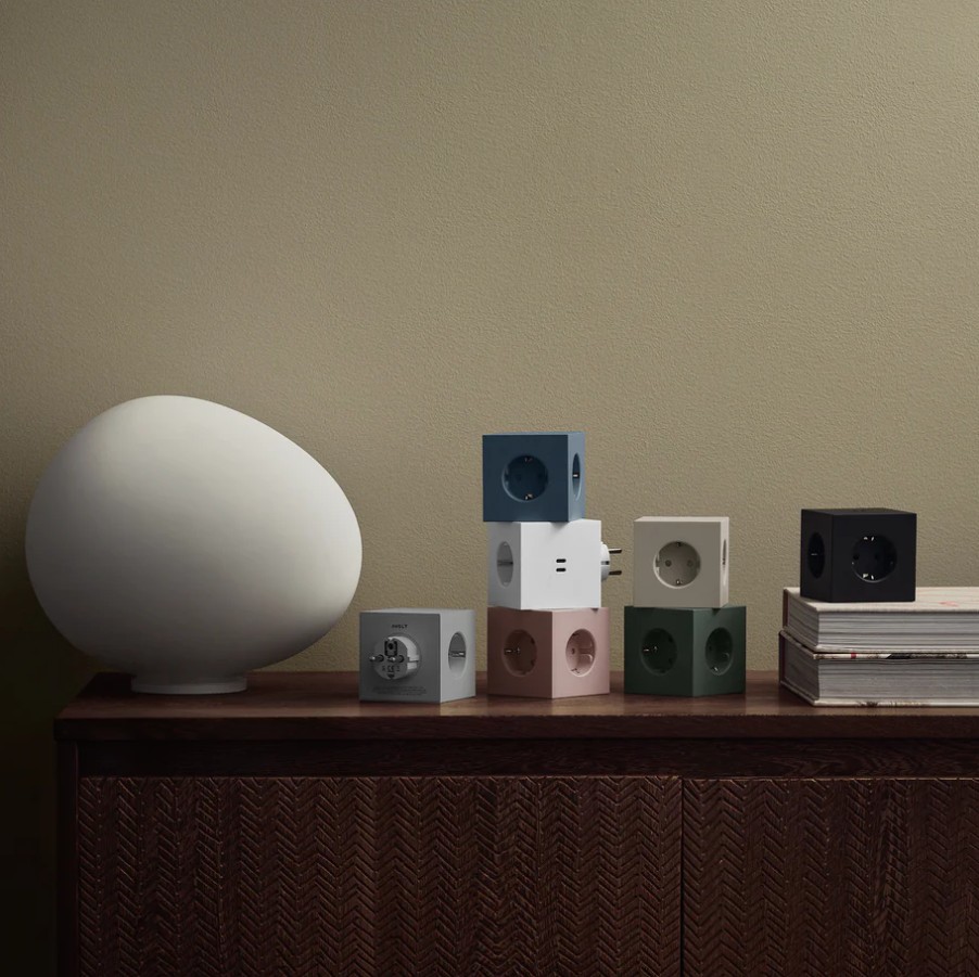 Square 2 Socket extender with 30W Dual USBC Rosa Von Avolt - Steckdosenverl&auml;ngerung von Avolt im stylischen Design mit einem W&uuml;rfel aus recyceltem Kunststoff und einer Magnetplatte an der Unterseite zum Aufh&auml;ngen an der Wand.