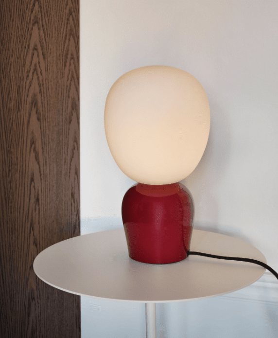 Buddy 34cm Burgund tischlampe Von Belid - Mit ihrem gleichm&auml;&szlig;igen Licht und dem raffinierten Design f&uuml;gt sich Buddy harmonisch in jedes Zuhause ein &ndash; ein Begleiter, der Licht und Charakter &uuml;ber Generationen hinweg verbreitet.