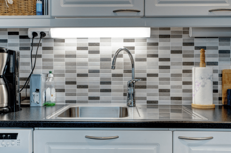 Handy Steckdose 110cm Weiß Von Airam - Handy kann gerade oder in einem 45&deg;-Winkel auf der Oberfl&auml;che montiert werden.