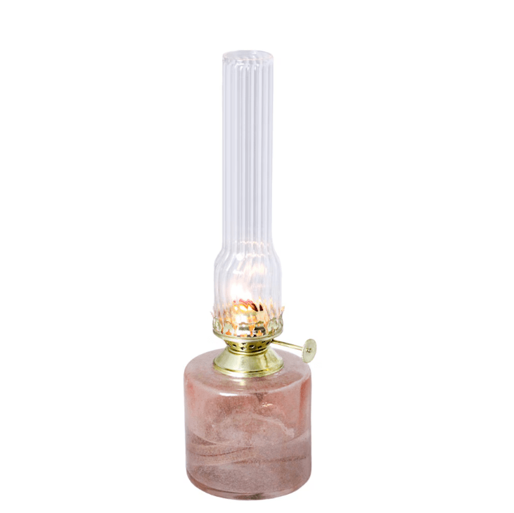 Kerosene lamp elvira small Rosa Von Strömshaga - Die Lampe besteht zu 50&ndash;60 % aus recyceltem Glas und passt zu Docht Artikelnummer 116210 und Brennern mit den Artikelnummern 139420G oder 121800G.