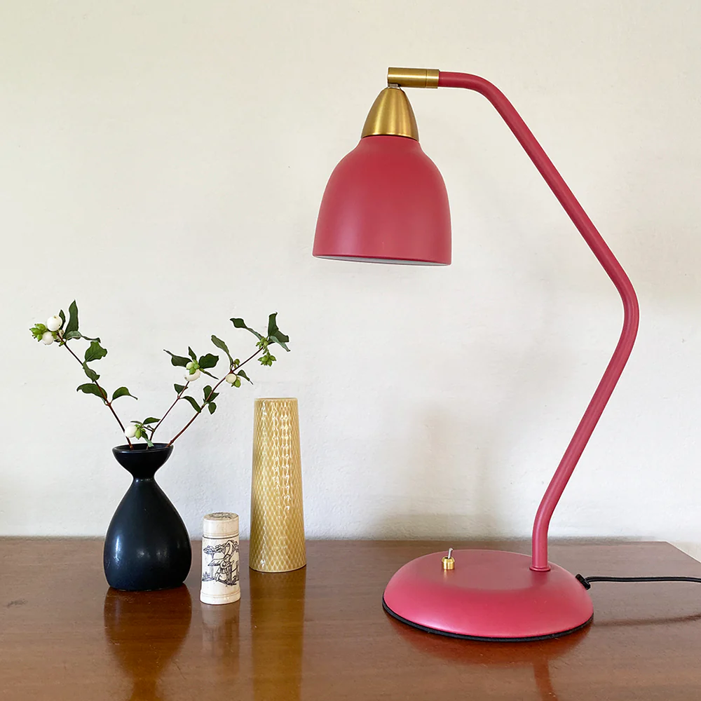 Urban 45cm ROT schreibtischlampe Von Superliving - Versch&ouml;nern Sie Ihren Arbeitsplatz mit der Schreibtischlampe Urban in elegantem, mattem Himbeerrot mit Messingdetails.