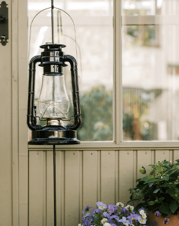 Storm Lantern big Schwarz Von Strömshaga - Gro&szlig;e Sturmlaterne/Petroleumlampe in Schwarz mit Messingdetails.
