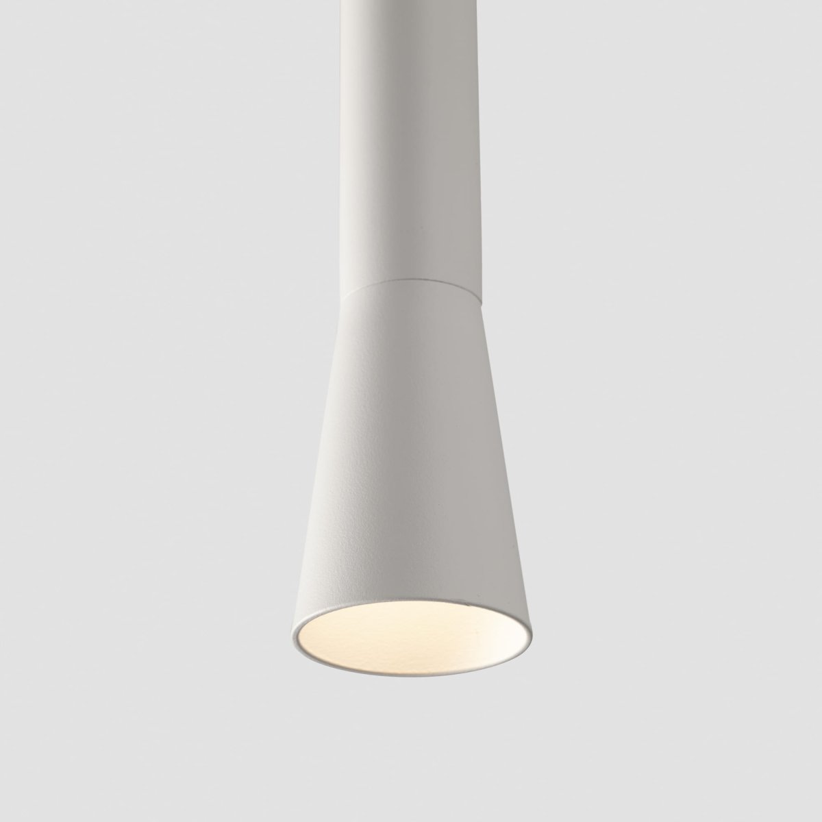 Nina Ø4 Weiß hängelampe Von Faro Barcelona - Nina ist eine wei&szlig;e Pendelleuchte mit integrierter LED-Technologie und stilvollem, minimalistischem Design.