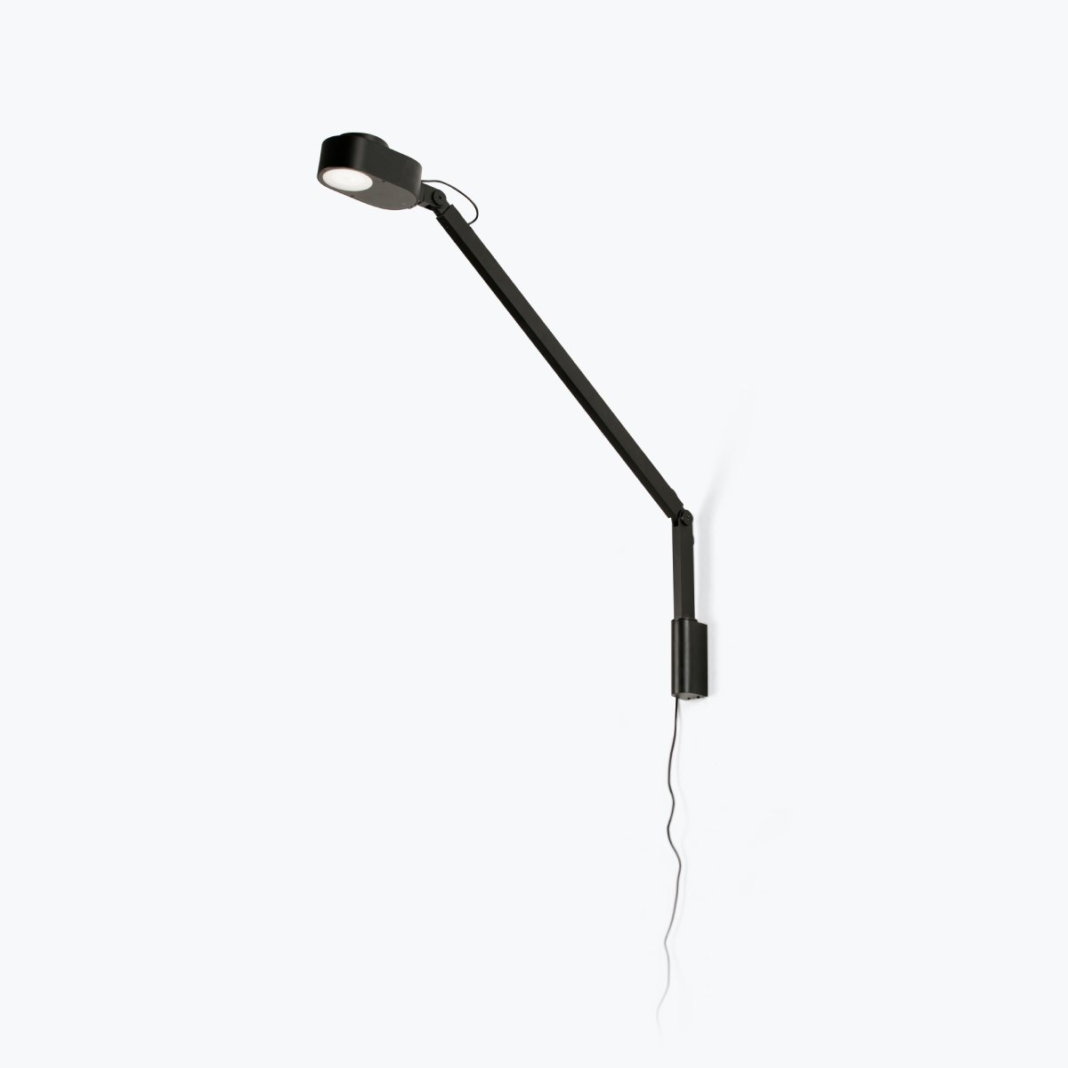 Inviting 86cm Schwarz wandlampe Von Faro Barcelona - Inviting ist eine schwarze Wandleuchte mit verstellbarem Arm, die optimalen Lichtkomfort beim Lesen, Arbeiten oder Lernen bietet.