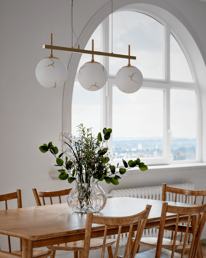 Bellagio 82cm Messing hängelampe Von By Rydéns - Mit ihrem marmorierten Glas und den eleganten Messingdetails verleiht sie Ihrem Zuhause ein exklusives und zeitloses Flair.