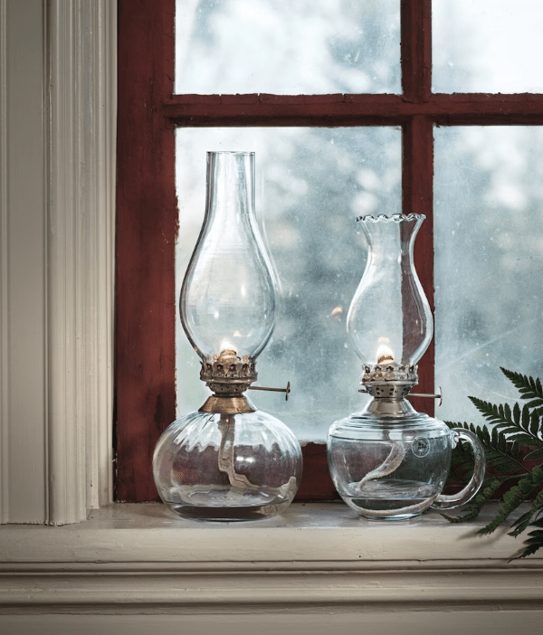 Kerosene lamp elisabeth round small Transparent Von Strömshaga - Runde Petroleumlampe aus klarem Glas mit Streifen, Brenner aus antikfarbenem Messing und Brennerrohr aus klarem Glas.