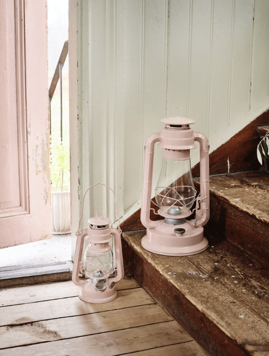 Storm Lantern big Rosa Von Strömshaga - Gro&szlig;e Sturmlaterne/Petroleumlampe in verspieltem Pink und silberfarbenen Details.