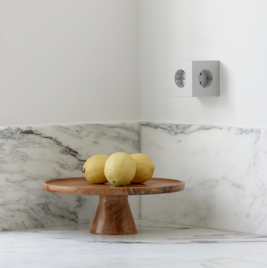 Square 2 Socket extender with 30W Dual USBC Grau Von Avolt - Steckdosenverl&auml;ngerung von Avolt im stylischen Design mit einem W&uuml;rfel aus recyceltem Kunststoff und einer Magnetplatte an der Unterseite zum Aufh&auml;ngen an der Wand.