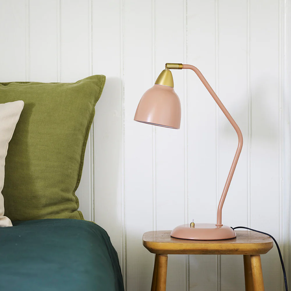 Urban 45cm Rosa schreibtischlampe Von Superliving - Verschönern Sie Ihren Arbeitsplatz mit der Schreibtischlampe Urban in elegantem, mattem Puderrosa mit Messingdetails.