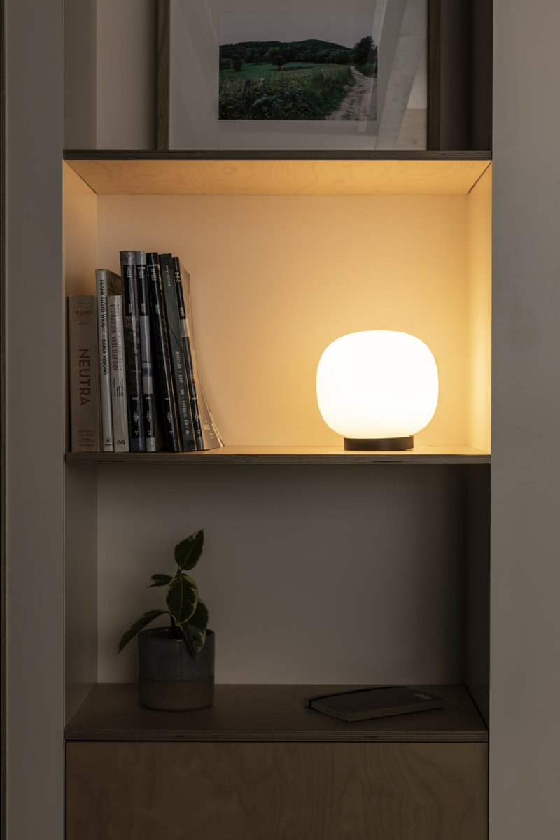 Amelia 22cm Weiß tischlampe Von Faro Barcelona - Dank ihres leichten und eleganten Designs eignet sich Amelia perfekt als Stimmungslicht im Wohn-, Schlaf- oder Arbeitsbereich.