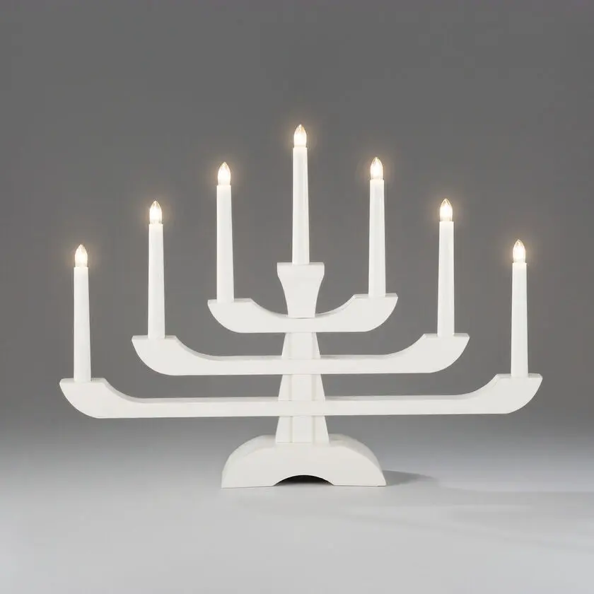 Candelabra 7 Lights Weiß Von Konstsmide - Mit seinen drei stilvollen Ebenen und sieben warmwei&szlig;en Lichtern verbindet es klassischen Charme mit modernem Design.