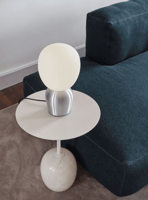 Buddy 34cm Poliertes Aluminium tischlampe Von Belid - Mit ihrem gleichm&auml;&szlig;igen Licht und dem raffinierten Design f&uuml;gt sich Buddy harmonisch in jedes Zuhause ein &ndash; ein Begleiter, der Licht und Charakter &uuml;ber Generationen hinweg verbreitet.