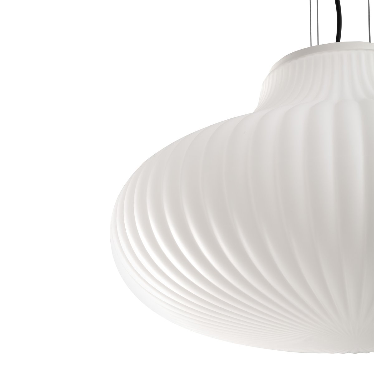 Isabelle Ø50 Weiß hängelampe Von Faro Barcelona - Das opalwei&szlig;e Glas verbreitet ein warmes und angenehmes Licht, w&auml;hrend die Oberfl&auml;che mit Schatten spielt und einen lebendigen Ausdruck erzeugt.