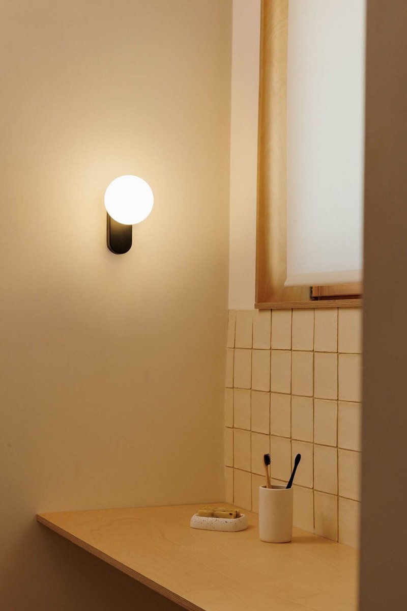Mabe 16cm Schwarz badezimmerlampe Von Faro Barcelona - Dank der Schutzart IP44 ist sie feuchtigkeitsbeständig und ideal für Badezimmer.