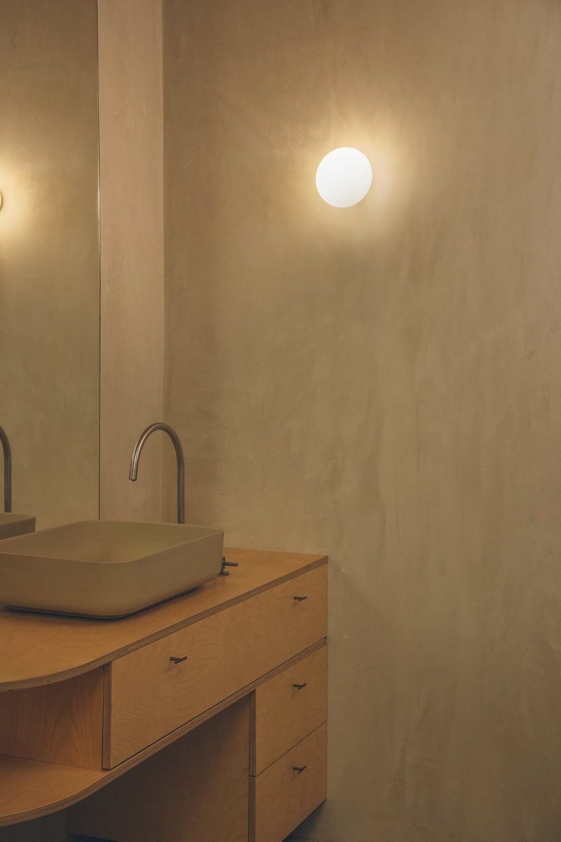 Nubo Ø12 Weiß badezimmerlampe Von Faro Barcelona - Die warme Lichtfarbe (2700 K) schafft eine angenehme und einladende Atmosph&auml;re &ndash; eine harmonische Kombination aus Form, Funktion und Stimmung.