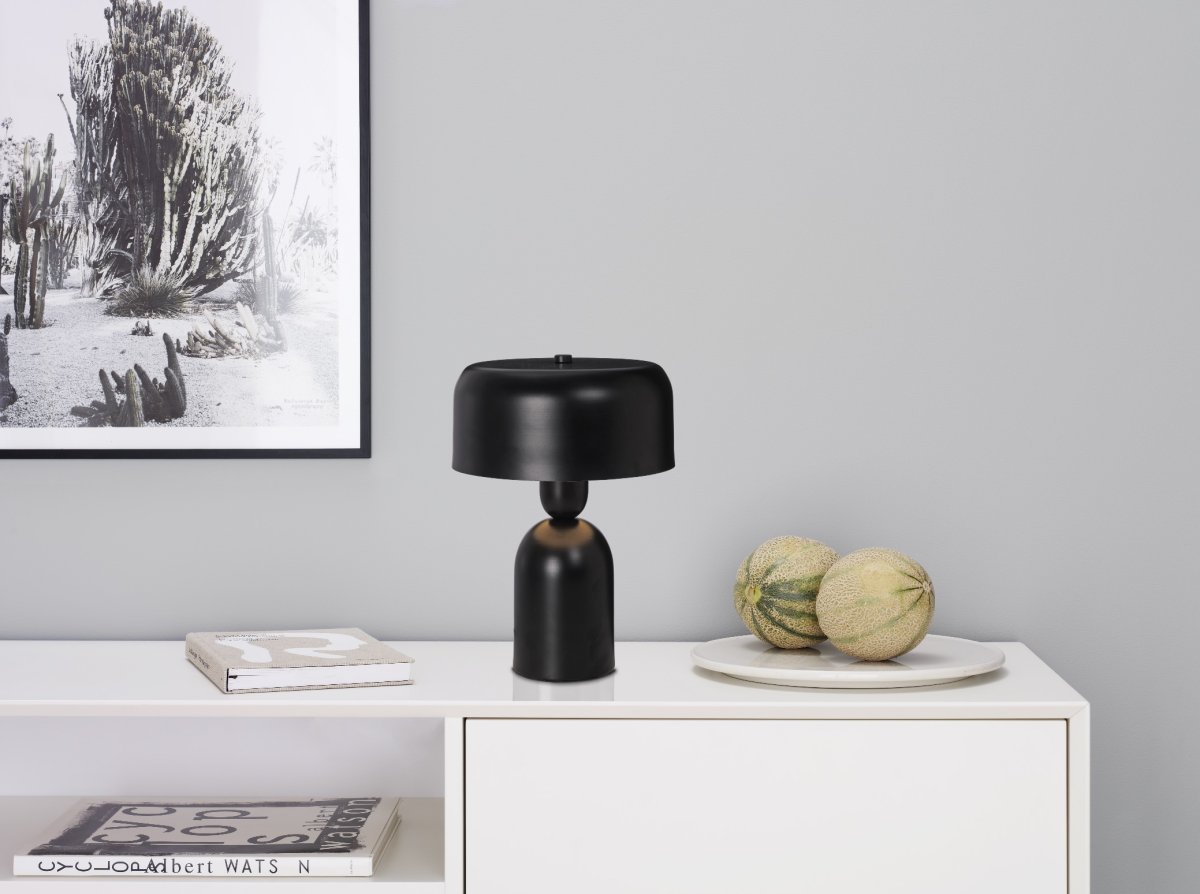 Muza 32cm Schwarz tischlampe Von Cottex - Die Muza-Tischlampe aus schwarzem Metall hat ein modernes und minimalistisches Design, das sich perfekt als Akzentbeleuchtung in jedem Raum eignet.