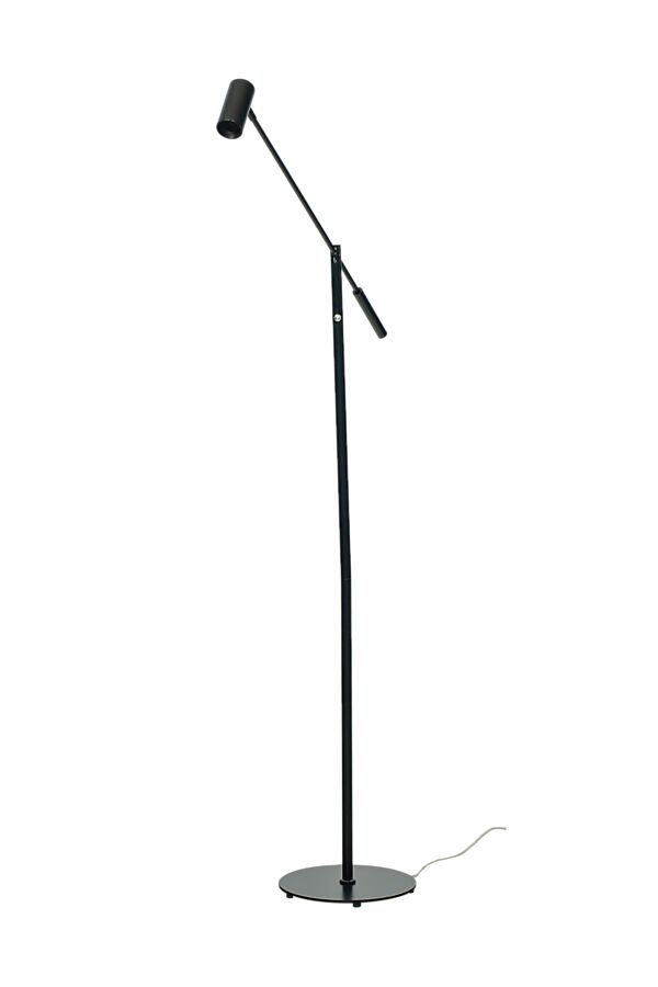 Concord Schwarz stehlampe Von Aneta Lighting - Sowohl der Lampenkopf als auch der Arm lassen sich verstellen, sodass Sie das Licht ganz einfach dorthin lenken können, wo Sie es möchten.