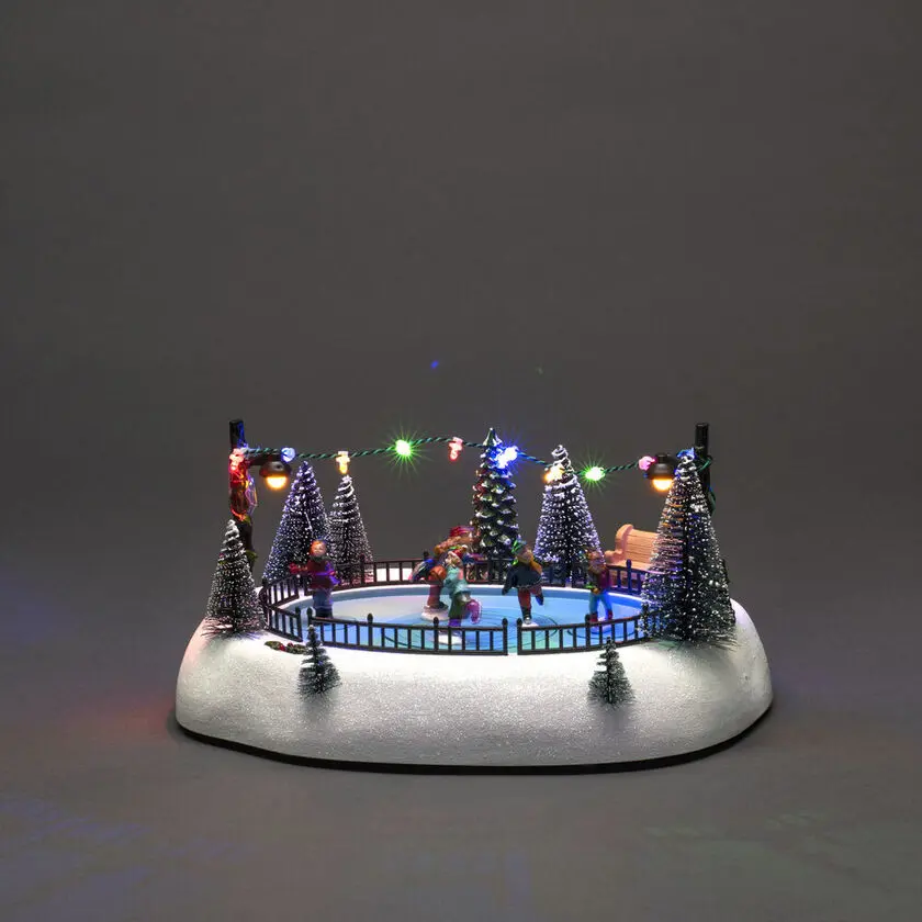 Mechanische Weihnachtsdekoration Mit Eisbahn 13cm Mehrfarbig Von Konstsmide - Transformator mit 1,8 m langem schwarzem USB-Kabel und Stecker im Lieferumfang enthalten.