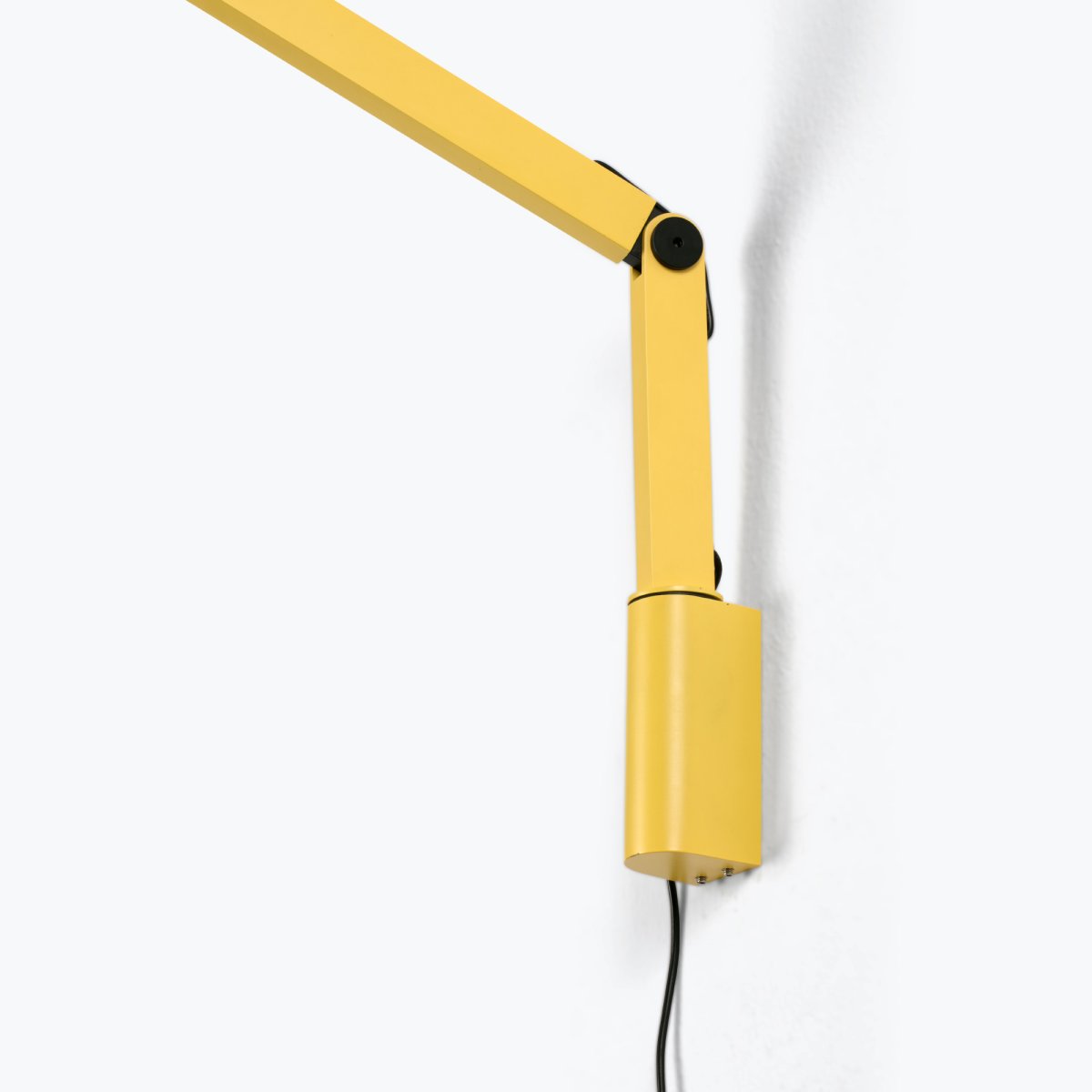 Inviting 86cm Gelb wandlampe Von Faro Barcelona - Inviting ist eine gelbe Wandleuchte mit verstellbarem Arm, die optimalen Lichtkomfort beim Lesen, Arbeiten oder Lernen bietet.