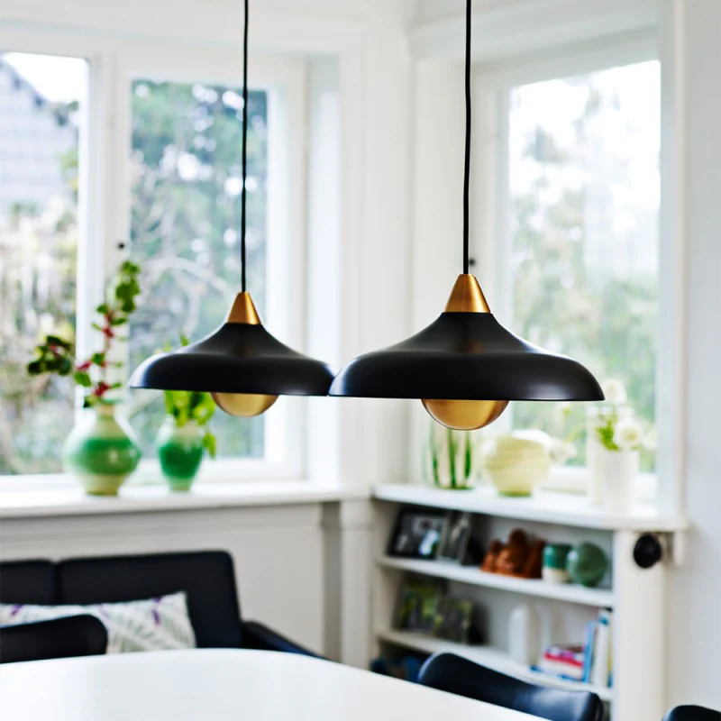 Urban Wide Ø36 Schwarz hängelampe Von Superliving - Versch&ouml;nern Sie Ihr Zuhause mit der modernen Pendelleuchte Urban Wide, einer stilvollen Kombination aus mattschwarzer Oberfl&auml;che und eleganten Messingdetails.