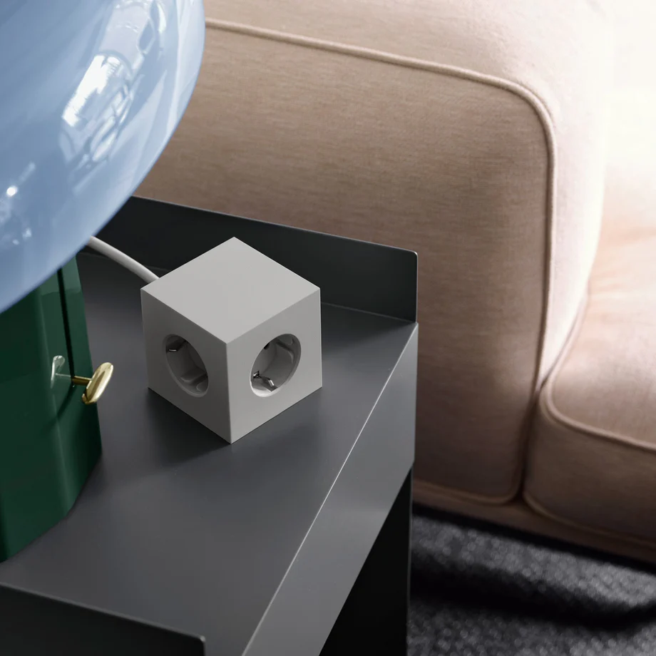 Square 1 with 30W Dual USBC & Magnetic base, 3m Grau Von Avolt - Steckdosenleiste von Avolt im stylischen Design mit langem PVC-Kabel, einem W&uuml;rfel aus recyceltem Kunststoff und einer Magnetplatte an der Unterseite zum Aufh&auml;ngen an der Wand.