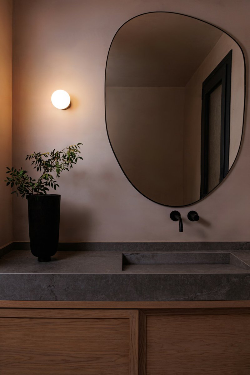 Ping Ø10 Weiß badezimmerlampe Von Faro Barcelona - Ping ist eine vielseitige wei&szlig;e Wandleuchte mit IP44-Schutzart und eignet sich daher ideal f&uuml;r Badezimmer.