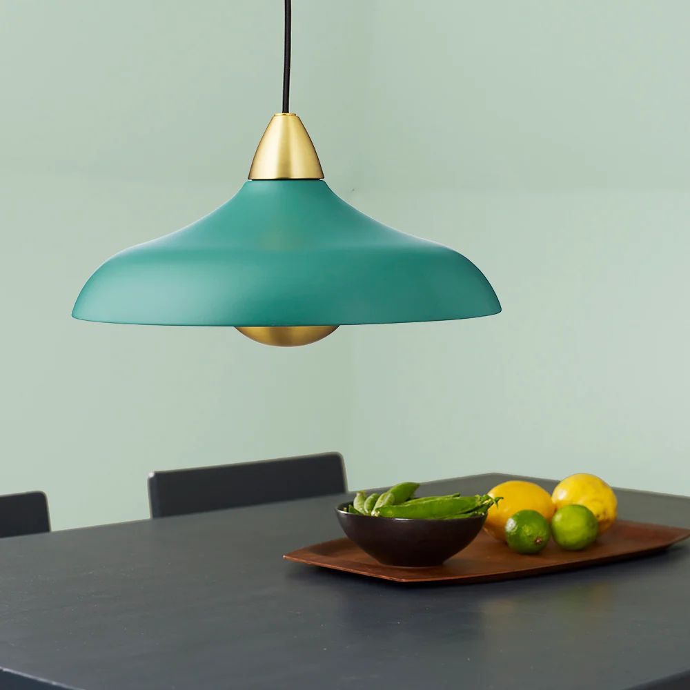 Urban Wide Ø36 Grün hängelampe Von Superliving - Versch&ouml;nern Sie Ihr Zuhause mit der modernen Pendelleuchte Urban Wide, einer stilvollen Kombination aus mattem Dunkelgr&uuml;n-Finish und eleganten Messingdetails.