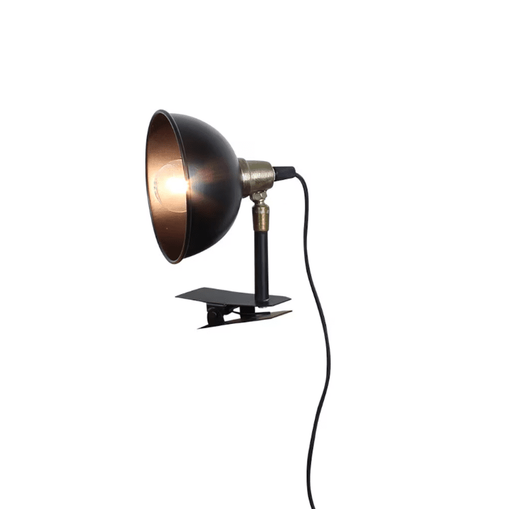 Pelle Schwarz klemmlampe Von Strömshaga - Durch die Klemme l&auml;sst sich die Lampe leicht bewegen.