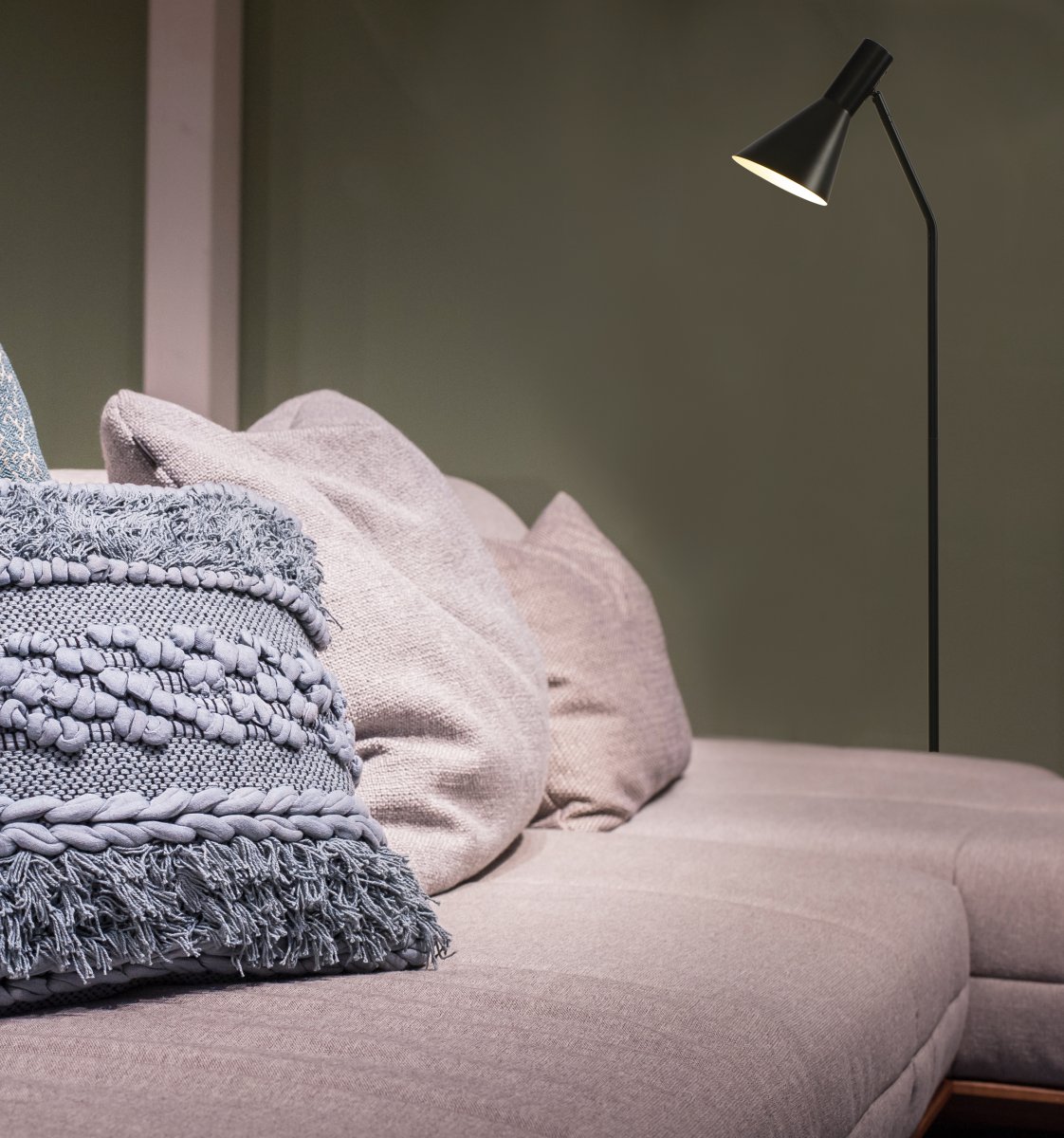 Ceres Schwarz stehlampe Von Aneta Lighting - Die Stehleuchte CERES hat ein stilvolles und zeitloses Design mit geraden und klaren Linien.
