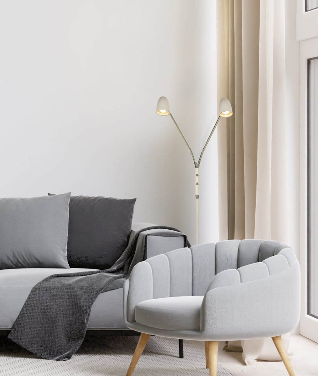 Sandnes 2 Weiß stehlampe Von Aneta Lighting - Mit zwei flexiblen Armen eignet sie sich perfekt als Leselampe und verf&uuml;gt &uuml;ber zwei separate Netzschalter mit integriertem Dimmer, wodurch die Helligkeit je nach Bedarf reguliert werden kann.