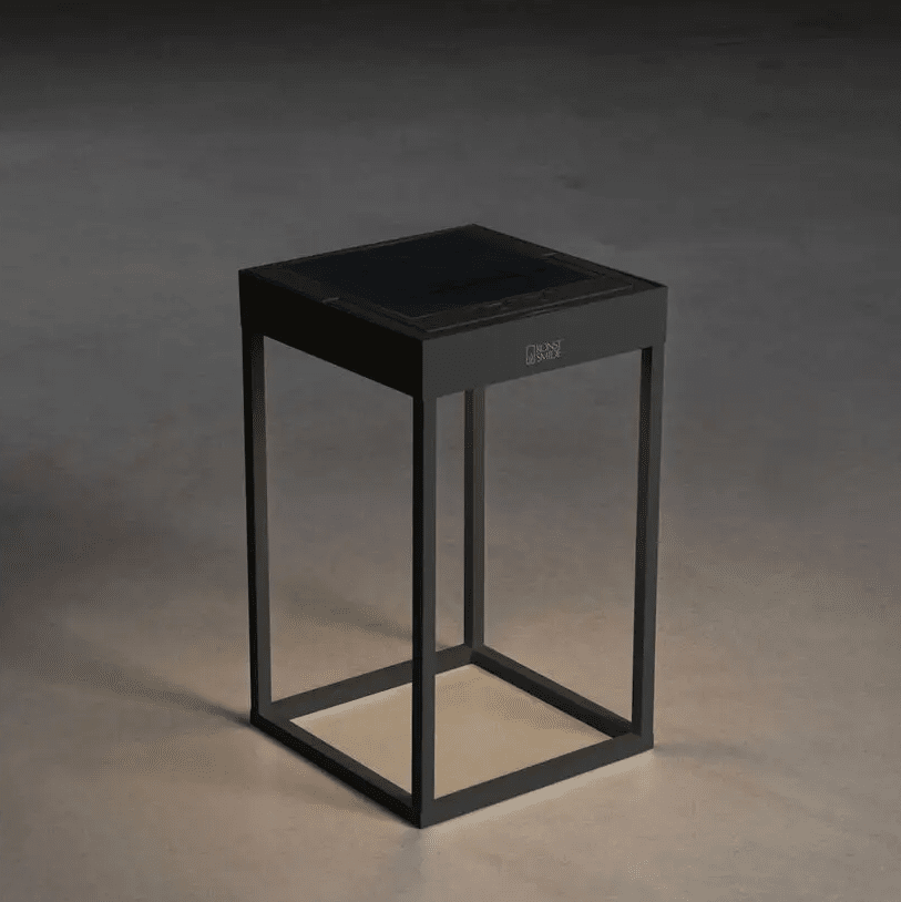 Portofino 30cm Schwarz solarleuchte Von Konstsmide - Die Lampe wird mit dem Solarpanel in 20h oder mit dem mitgelieferten USB-C-Kabel in 6h aufgeladen.