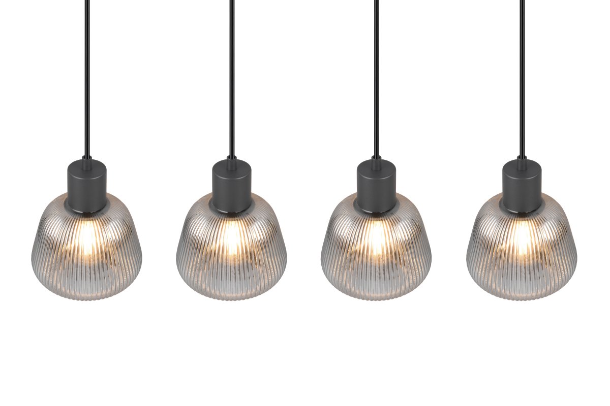 Tarifa 90cm Rauchgrau hängelampe Von Trio Lighting - Das mattschwarze Metall und die vier rauchgrauen Gläser verleihen dem Raum ein edles und zeitloses Flair.