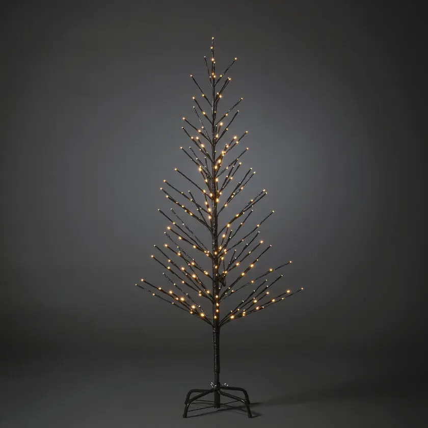Schwarzes Holz 150cm Schwarz Von Konstsmide - Ein eleganter schwarzer Dekobaum, der den Winter mit 240 warmen bernsteinfarbenen LED-Lichtern im Dauer- und Gl&uuml;hw&uuml;rmcheneffekt erhellt.