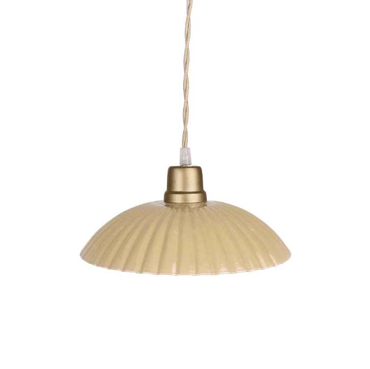 Ingrid Stor Ø24 Gelb fensterlampe Von Strömshaga - Gelbe Deckenleuchte aus Blech mit plissiertem Schirm und naturfarbenem gedrehtem Textilkabel.