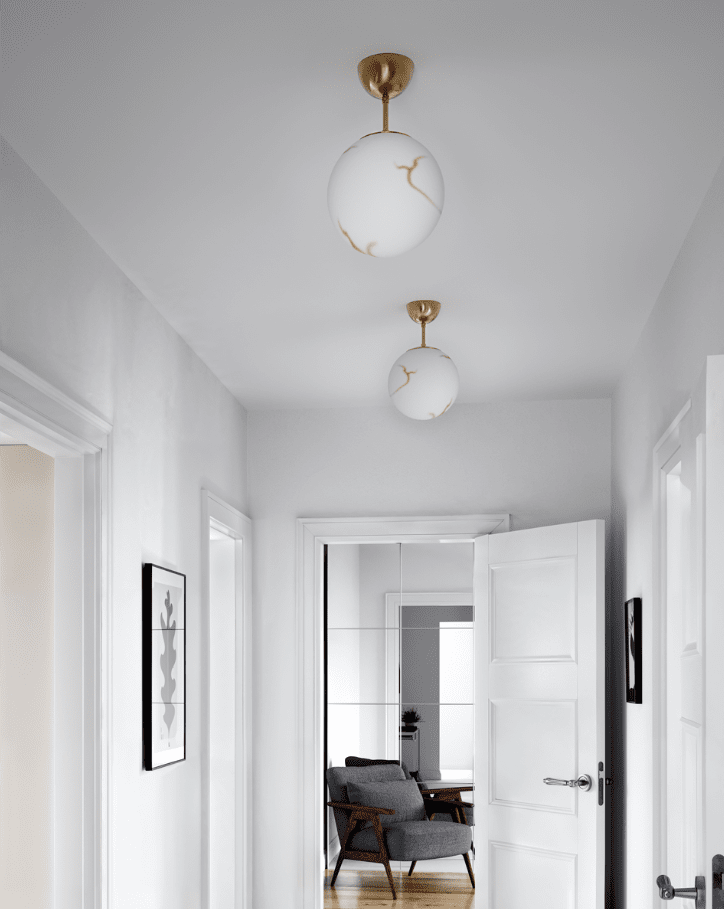 Bellagio Ø25 Messing deckenleuchte Von By Rydéns - Bellagio ist eine elegante Deckenleuchte mit ausgepr&auml;gtem Retro-Flair, die Stil und Funktionalit&auml;t in Ihr Zuhause bringt.