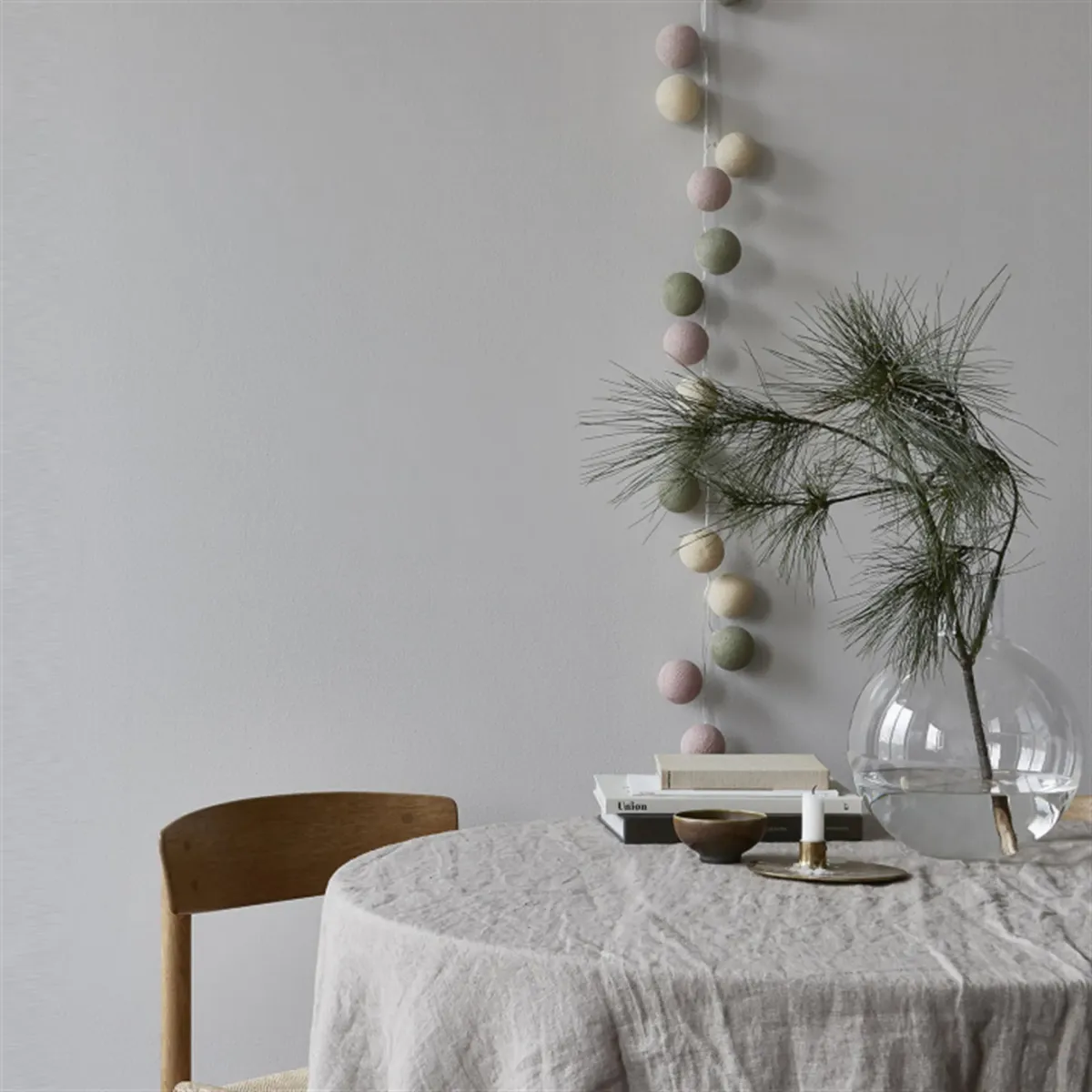 Irislights Dunes 35-lights Mehrfarbig Von Irislights - Die Lichterkette besteht aus handgefertigten Kugeln in Hellgr&uuml;n, Zartrosa und Beige, die das Licht der LED-Lichterkette diffus und stimmungsvoll durchlassen.