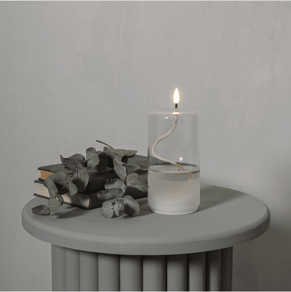 Laterne Flamme Float Transparent Von Star Trading - Flamme Float ist eine Kerze mit einem Glasbeh&auml;lter mit transparentem Wachs im Inneren, der das Gef&uuml;hl einer &Ouml;lkerze vermittelt, bei der der Docht schwimmt.
