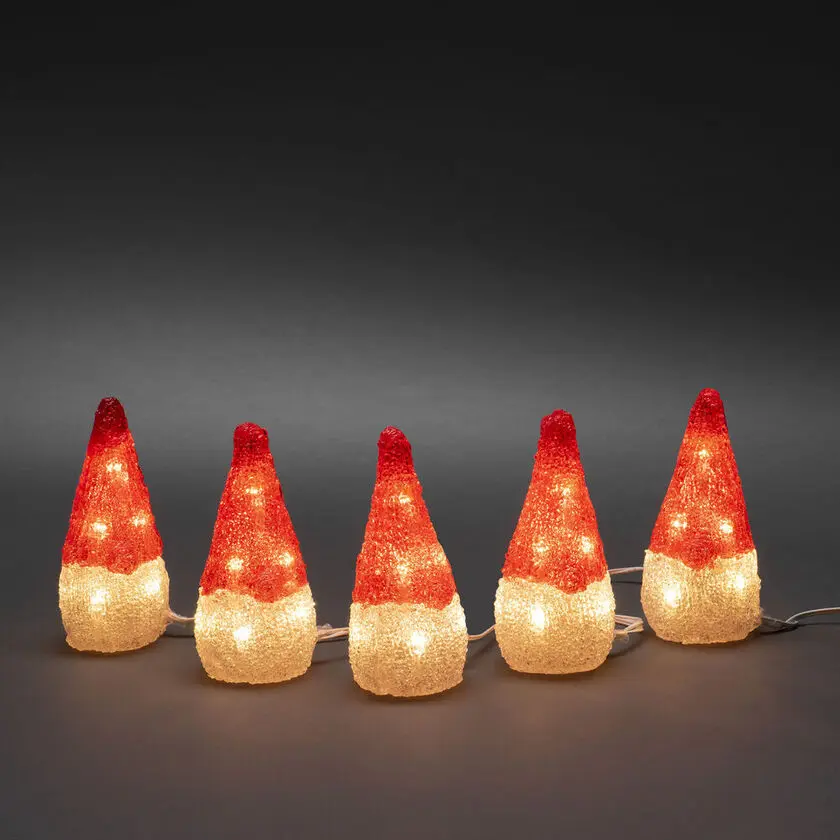 Weihnachtsmänner Aus Acryl ROT Von Konstsmide - Das Set besteht aus 5 Figuren mit insgesamt 40 warmwei&szlig;en LED-Lichtern, die ein sanftes und einladendes Licht verbreiten.