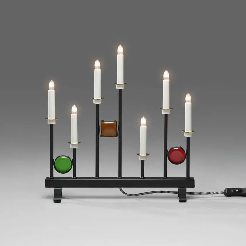 Candelabra 7 Lights Schwarz Von Konstsmide - Die sieben Kerzen werden von dekorativen farbigen Glasdetails in Gr&uuml;n, Rot und Bernstein eingerahmt und schaffen so eine elegante und festliche Atmosph&auml;re.