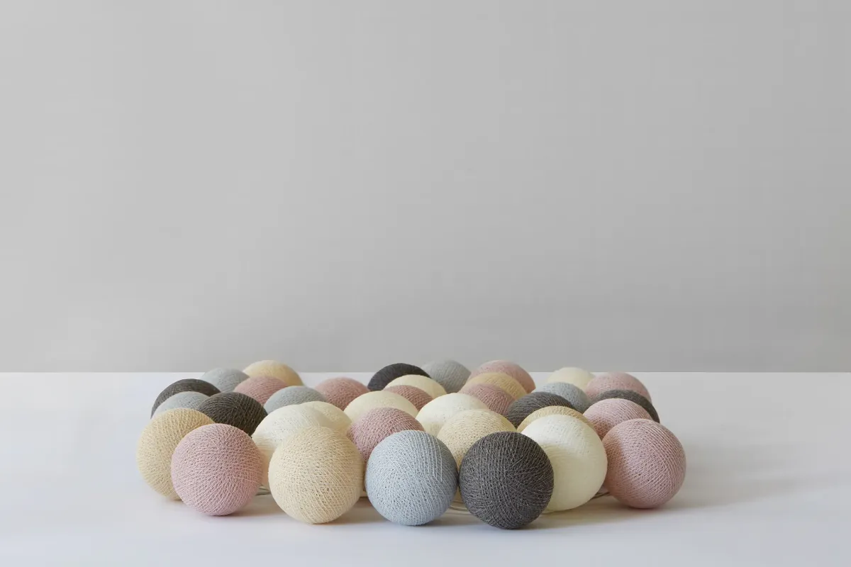 Irislights Blush 35-lights Mehrfarbig Von Irislights - Die Lichterkette besteht aus handgefertigten Kugeln aus Baumwolle und Polyester mit einem dazugeh&ouml;rigen Kunststoffkabel.