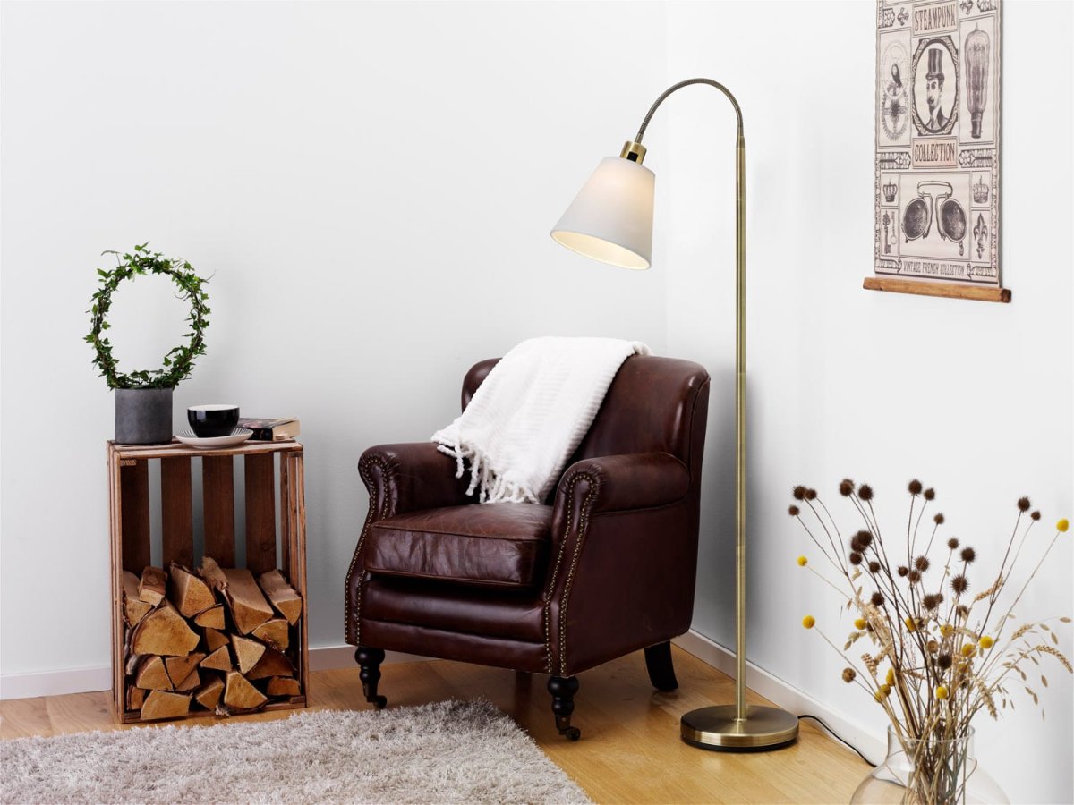 Solo Antikes Messing stehlampe Von Cottex - Die Solo-Stehleuchte in Antikmessing ist für einen persönlichen Stil mit weißen und schwarzen Textilschirmen erhältlich.