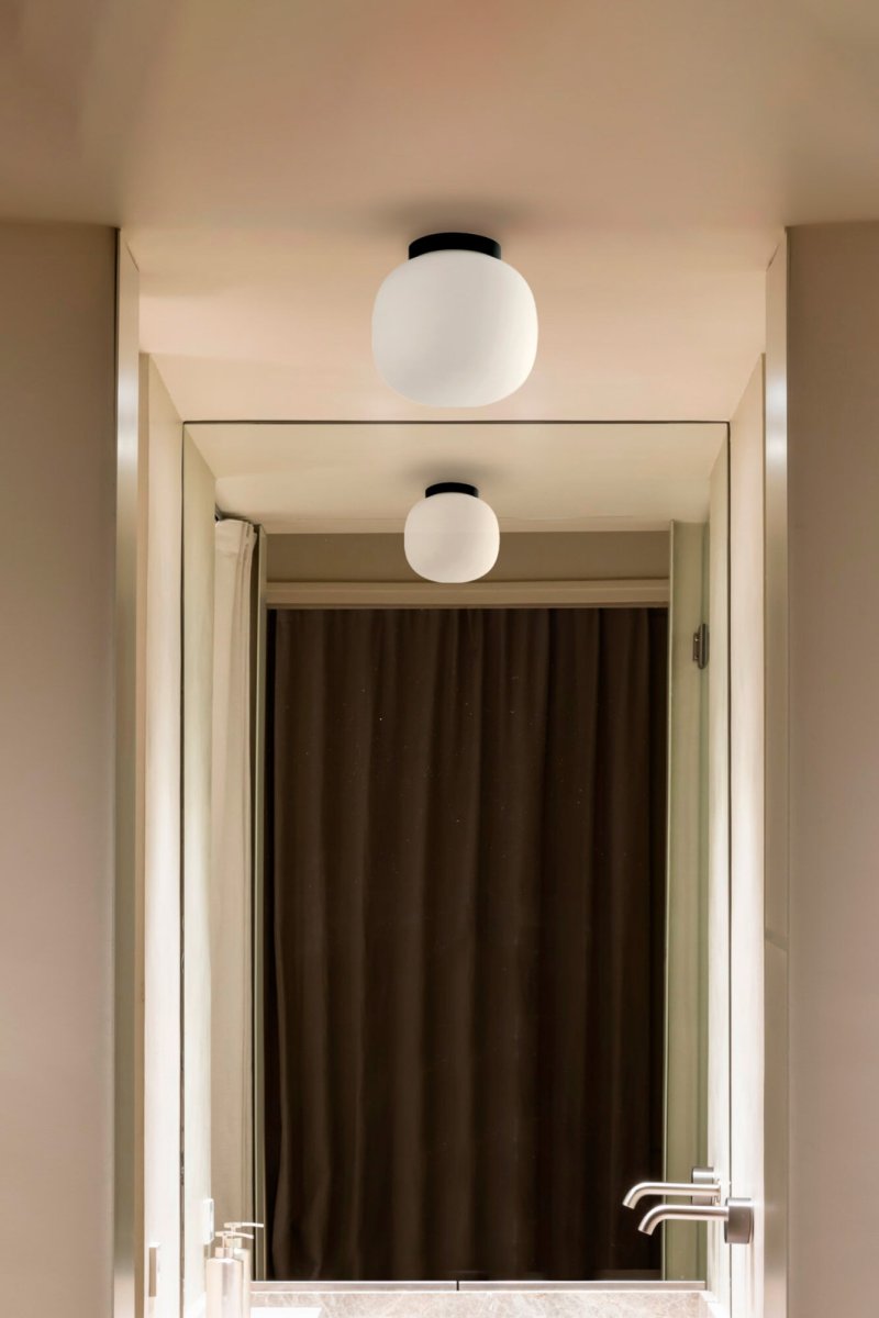 Amelia Ø22 Schwarz badezimmerlampe Von Faro Barcelona - Das abgerundete Opalglas sorgt f&uuml;r eine gro&szlig;z&uuml;gige Lichtverteilung ohne Blendung und macht die Leuchte ideal f&uuml;r die stimmungsvolle Allgemeinbeleuchtung in Wohnr&auml;umen und &ouml;ffentlichen Bereichen.