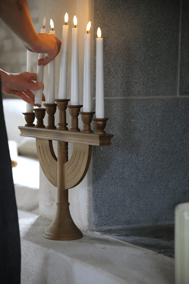 Torpa 7L Brauner Fleck Von Markslöjd - Dank Timer (2, 4, 6 oder 8 Stunden) und kabellosem Design ist der Kerzenst&auml;nder flexibel in Ihrem Zuhause zu platzieren.